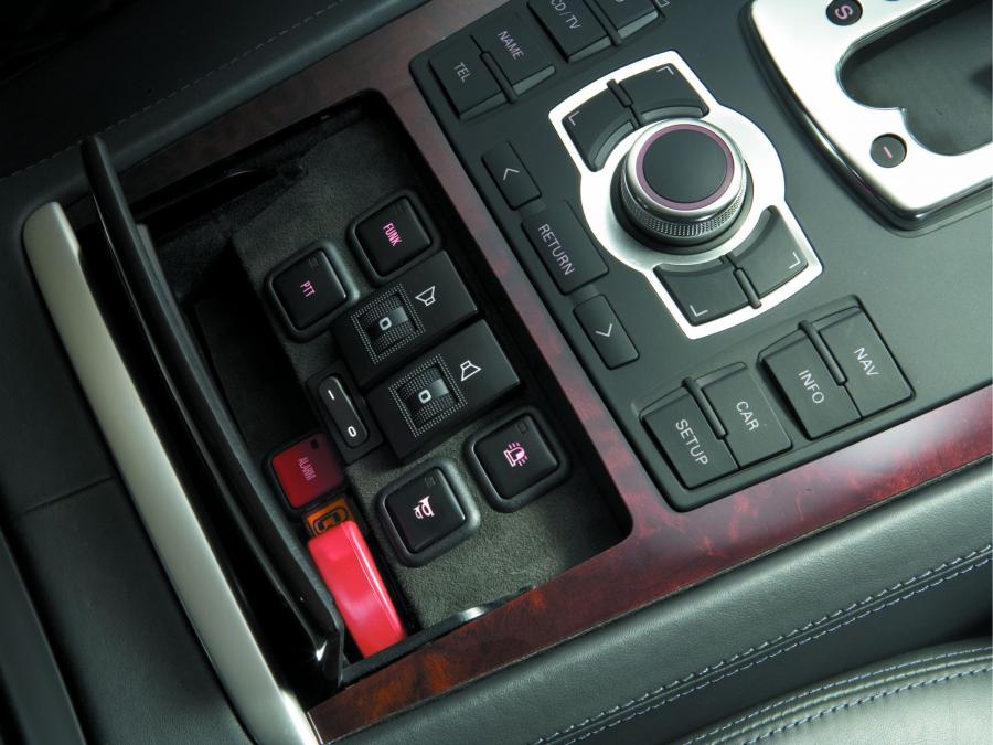 Детали интерьера Audi A8 L W12 Security (D3) 2008 года  (фото 10 из 14)